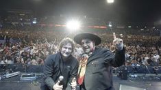 El Presidente junto al artista.