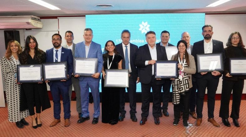 Scioli con los representantes de las localidades postuladas al Best Tourism Villages, un programa internacional de la ONU.