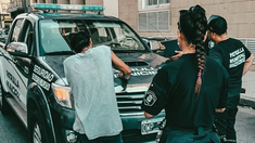 La Patrulla Municipal recibió varias denuncias por hostigar y amenazar a personas en situación de calle en Mar del Plata.