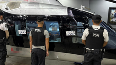 Los agentes de la PSA con la aeronave. Los agentes de la PSA con la aeronave.