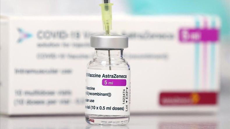 Los vacunados con AstraZeneca podrán viajar sin restricciones.