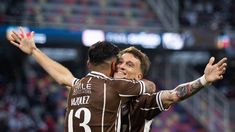 Vázquez abraza al héroe, Guido Mainero. Vázquez abraza al héroe, Guido Mainero.