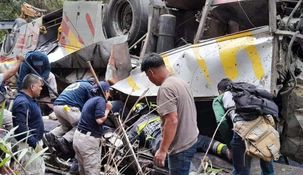 El autobús cayó en un barranco de más de 25 metros de profundidad. El autobús cayó en un barranco de más de 25 metros de profundidad.