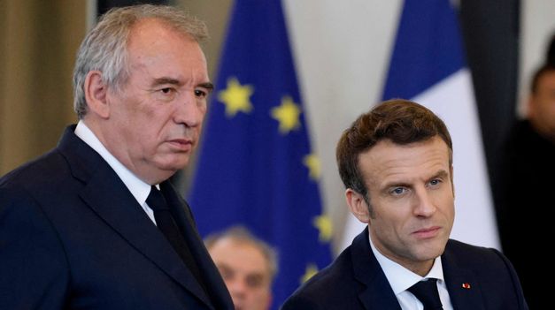 Macron junto al primer ministro, François Bayrou.