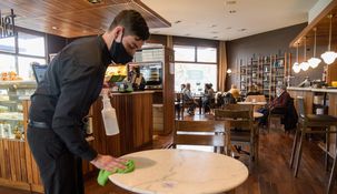 El 35% de los trabajadores de restaurantes y hoteles permanecen aislados por coronavirus.