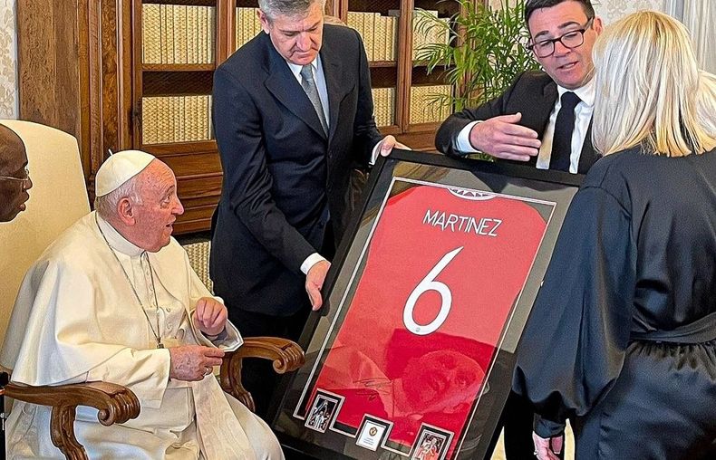 El papa Francisco y la camiseta de Lisandro Martínez.