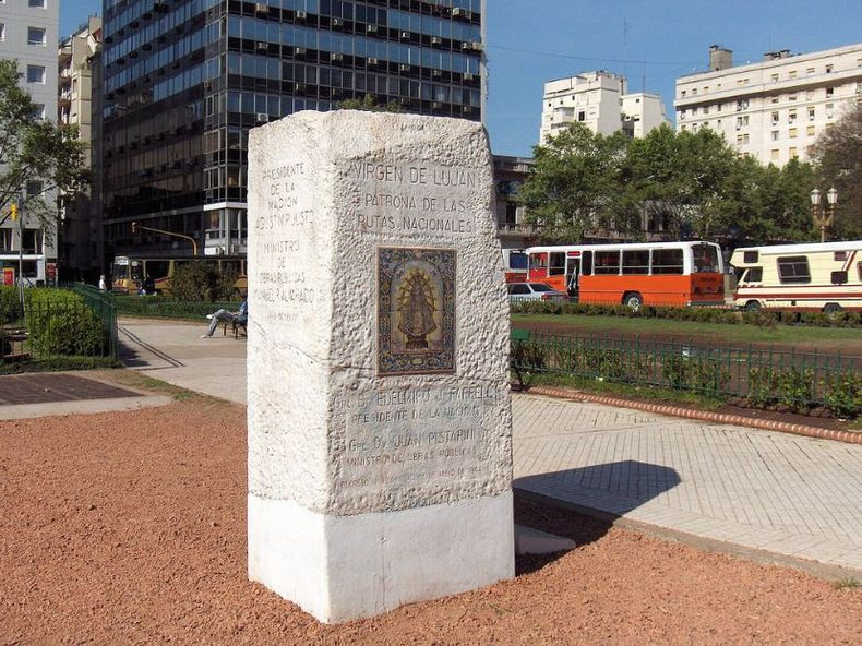 En 1935 se instaló en la Plaza Mariano Moreno, en la zona del Congreso Nacional, el monolito que simboliza el Kilómetro Cero de las rutas nacionales. En 1935 se instaló en la Plaza Mariano Moreno, en la zona del Congreso Nacional, el monolito que simboliza el Kilómetro Cero de las rutas nacionales.