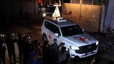 La Cruz Roja fue la encargada de transportar los cuerpos de los rehenes fallecidos. La Cruz Roja fue la encargada de transportar los cuerpos de los rehenes fallecidos.