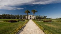 La escapada rural cerca de Buenos Aires a una estancia mágica con un bello laberinto. La escapada rural cerca de Buenos Aires a una estancia mágica con un bello laberinto.