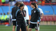 Sólo cinco privilegiados lograron compartir equipo con las leyendas del fútbol mundial Sólo cinco privilegiados lograron compartir equipo con las leyendas del fútbol mundial