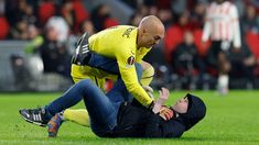 El arquero de Sevilla fue golpeado por un hincha en un tenso momento.