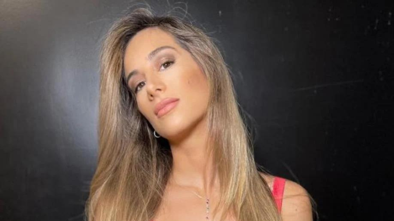 Estefi Berardi mostró su nuevo look con tonos miel y flequillo.