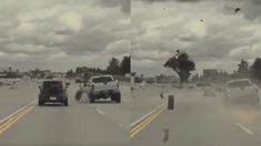 Video: un auto voló por los aires, tras impactar contra una rueda en una autopista Video: un auto voló por los aires, tras impactar contra una rueda en una autopista