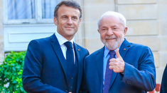 El viaje de tres días de Macron supone la primera visita oficial de un presidente francés a Brasil en 11 años. El viaje de tres días de Macron supone la primera visita oficial de un presidente francés a Brasil en 11 años.