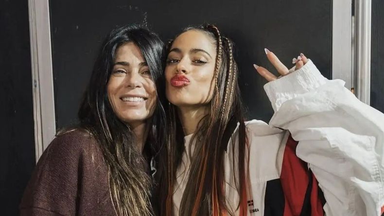 Mariana Muzlera junto a su hija