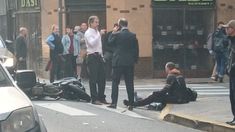 La imagen de la tarde, con el motociclista sentado en la vereda y el diputado enfrente. La imagen de la tarde, con el motociclista sentado en la vereda y el diputado enfrente.