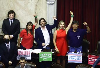 El bloque del Frente de Izquierda al lado de Javier Milei.