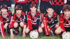Lionel Messi (centro) en las divisiones formativas de Newells. Lionel Messi (centro) en las divisiones formativas de Newells.