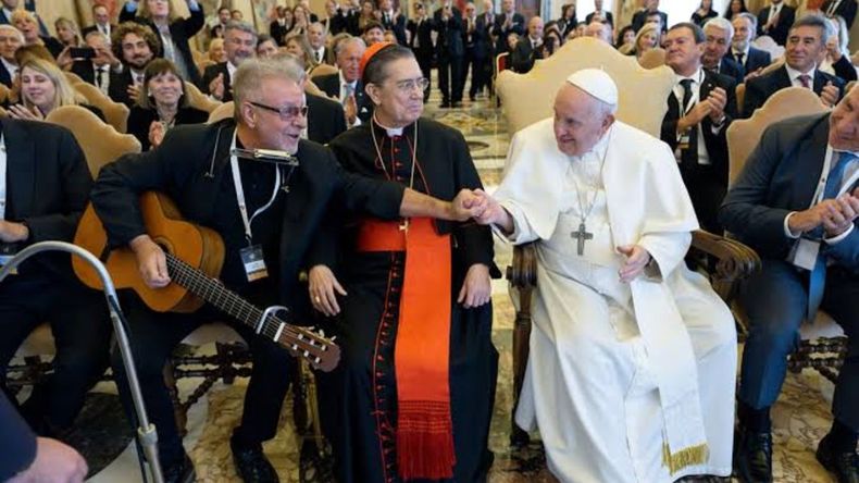 León Gieco fue uno de los artistas argentinos que cantó frente al Papa Francisco en 2023 en el Vaticano.