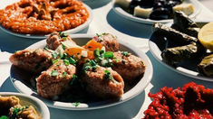 Este restaurante de comida armenia ubicado en la Ciudad de Buenos Aires es barato y sirve unos excelentes platos armenios. Este restaurante de comida armenia ubicado en la Ciudad de Buenos Aires es barato y sirve unos excelentes platos armenios.