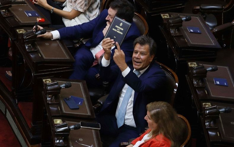Facundo Manes presentó una denuncia contra Santiago Caputo.&nbsp;