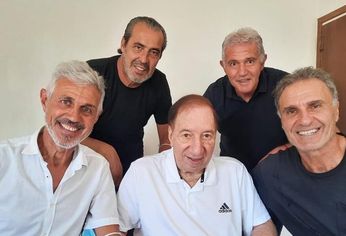 Los campeones junto a Bilardo.
