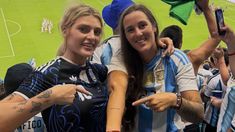 La hija del histórico empresario junto a la cronista en el Hard Rock Stadium de Miami.