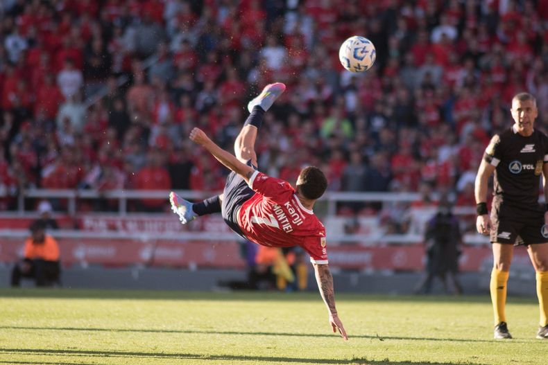 El lateral izquierdo es el tercer argentino que ganó el premio después de Lamela y Garnacho