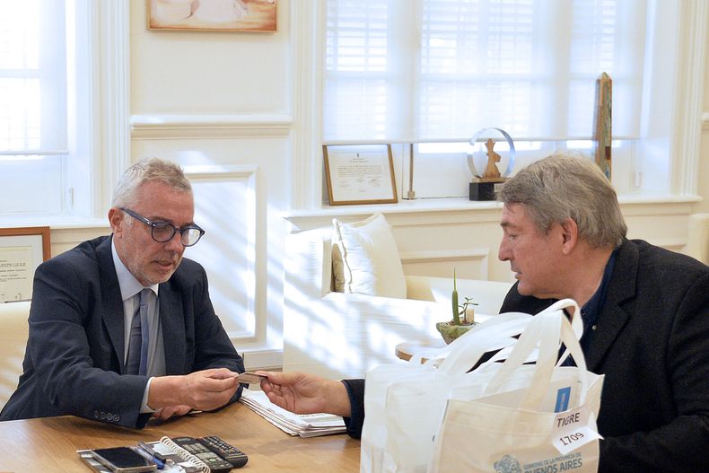 La entrega de credenciales del ministro Jorge DOnofrio al intendente Julio Zamora.