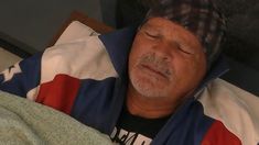 Walter se aisló de sus compañeros y habló solo por unos minutos. Walter se aisló de sus compañeros y habló solo por unos minutos.