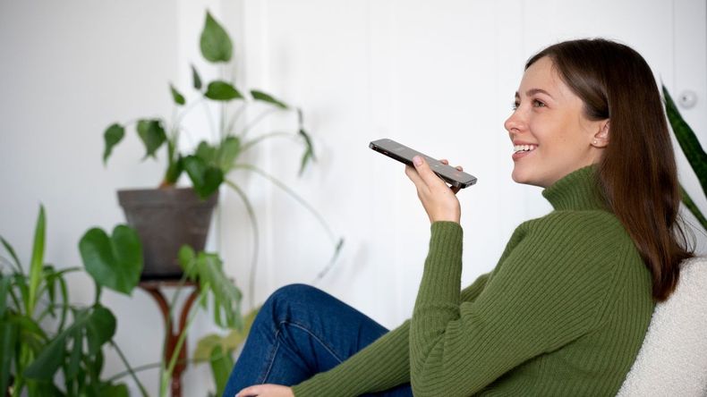 Evitar comidas muy picantes o ácidas, así como espacios con polvo o humo, contribuye a reducir la irritación de la garganta y las cuerdas vocales, favoreciendo tanto la recuperación como la prevención de futuros episodios de afonía.  