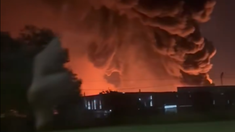 El siniestro se habría originado en una fábrica en el polo industrial de Ezeiza. El siniestro se habría originado en una fábrica en el polo industrial de Ezeiza.