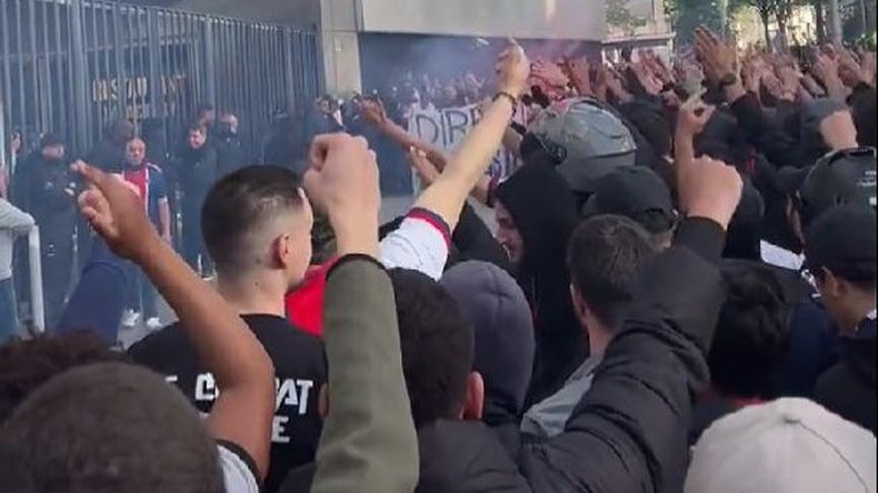 Los hinchas del PSG se manfiestaron en la puerta del club e insultaron a&nbsp; Lionel Messi.&nbsp;