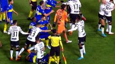 Los jugadores se pelearon en pleno campo de juego. Los jugadores se pelearon en pleno campo de juego.