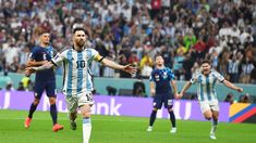 La prensa del mundo se rinde ante los pies de Lionel Messi. La prensa del mundo se rinde ante los pies de Lionel Messi.